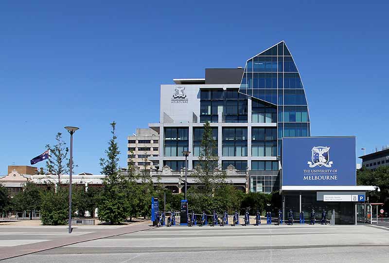 Đại học Melbourne nằm ngay tại trung tâm thành phố Melbourne, Úc