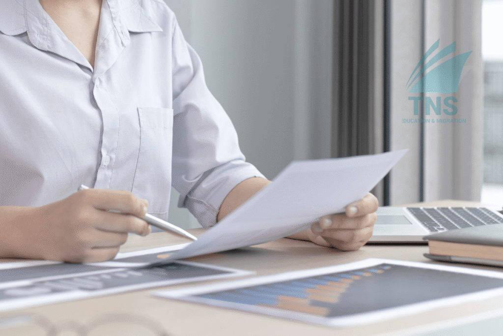 Người nộp đơn chuẩn bị hồ sơ bổ sung bằng chứng để khiếu nại visa Úc tại AAT