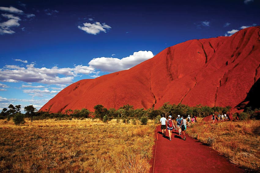 ngam-hoang-hon-va-binh-minh-tai-nui-uluru