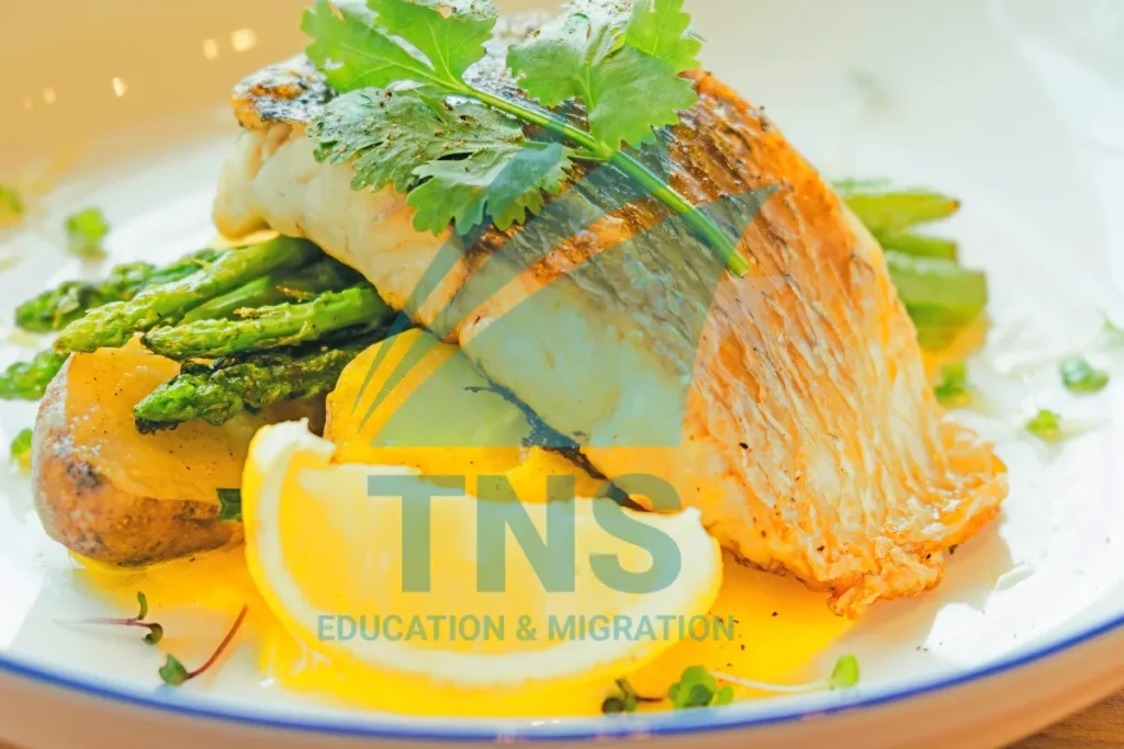 Cá Barramundi nướng với chanh và thảo mộc là đặc sản Úc