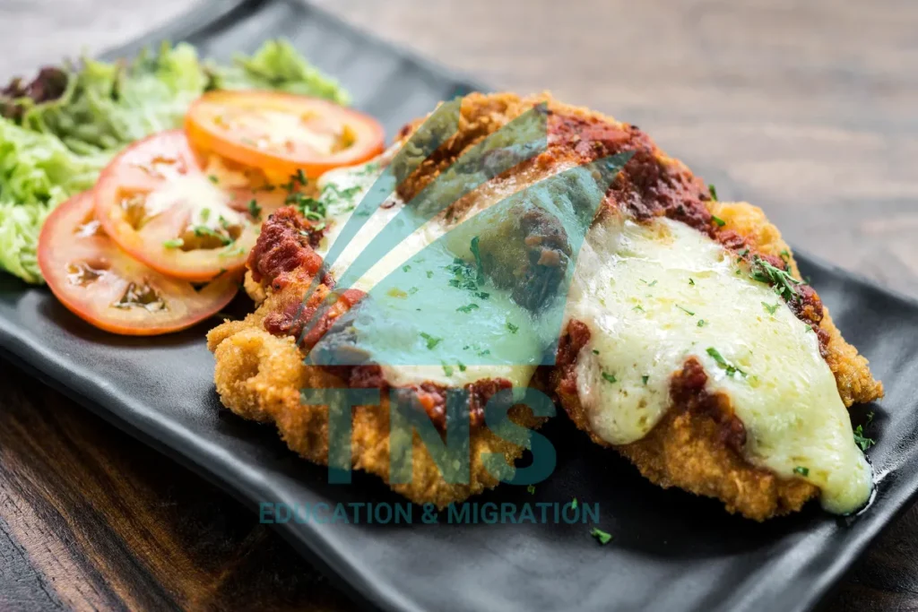Gà Parmigiana phủ sốt cà chua và phô mai