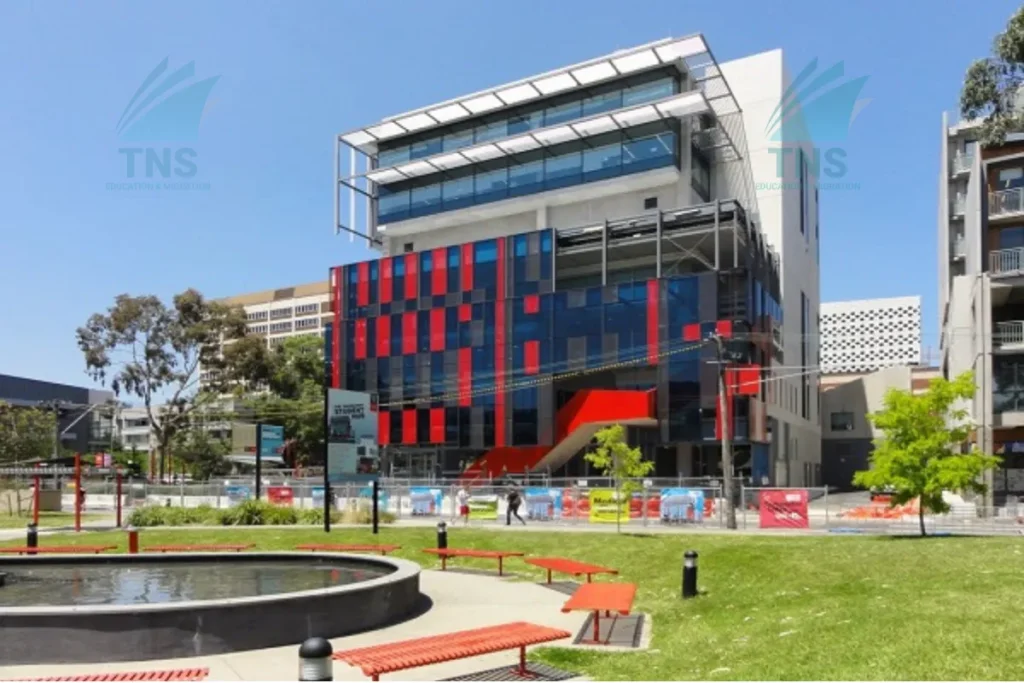 Khuôn viên trường Đại học Swinburne với không gian mở và thiết kế sáng tạo