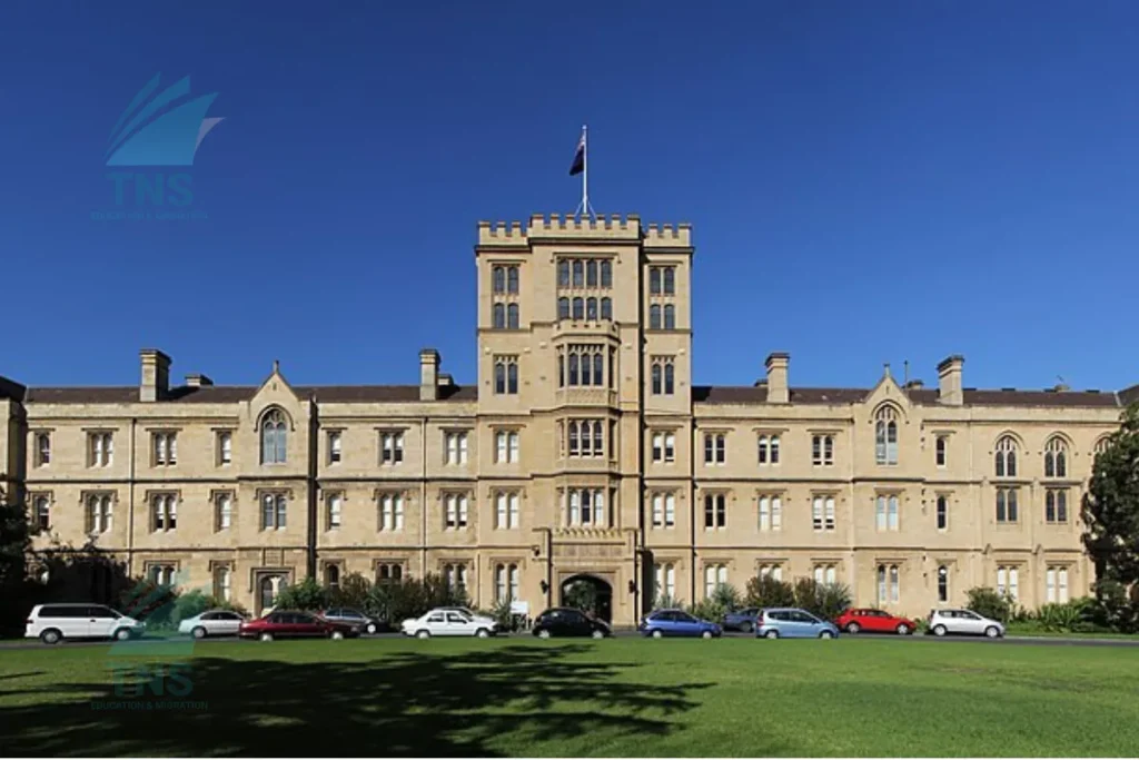 Toàn cảnh khuôn viên hiện đại của Đại học Melbourne vào mùa thu.