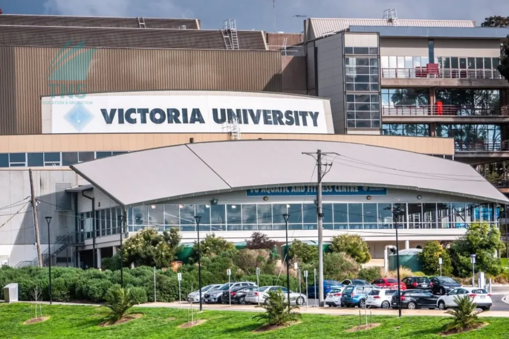 Cảnh sinh viên quốc tế trao đổi học thuật tại một khuôn viên của Đại học Victoria