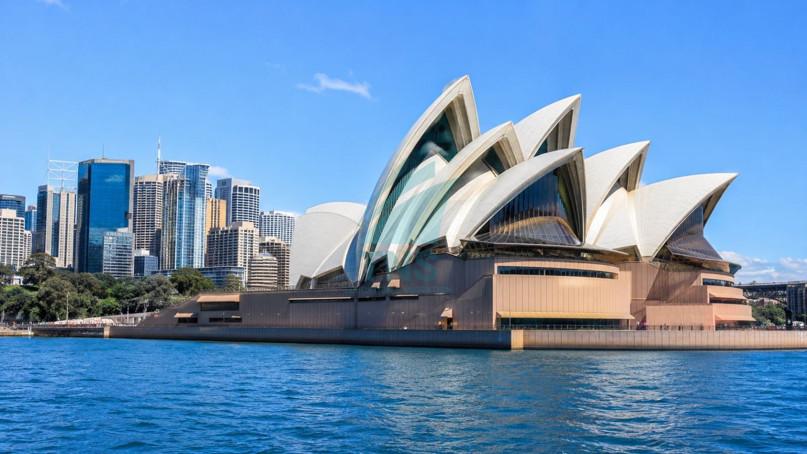 Nhà hát Opera Sydney có kiến trúc độc đáo hình vỏ sò hoặc những cánh buồm